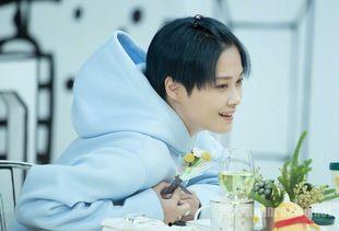 阿姨吃瓜李宇春视频播放,视频播放引发网友热议
