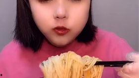 梁爽吃瓜螺蛳粉视频,趣味横生美食体验大揭秘