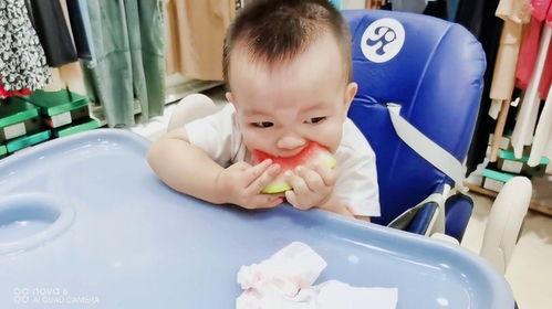 小宝贝吃瓜好可爱视频,萌娃吃瓜瞬间，可爱指数爆表