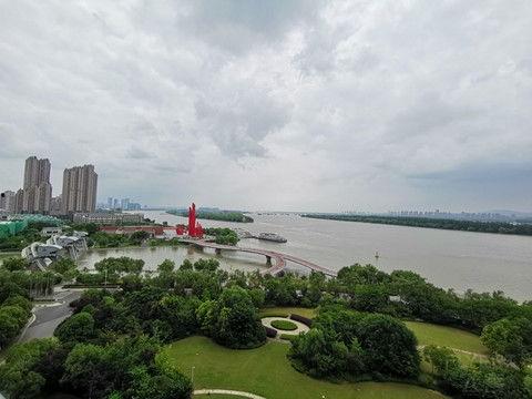 南京世贸滨江吃瓜视频,一场网络热议的街头奇观