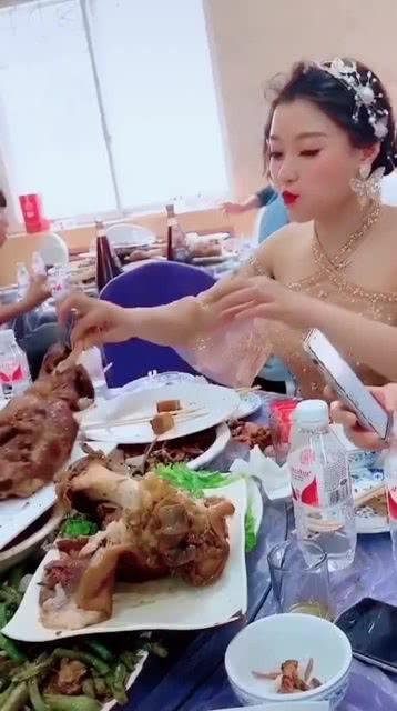 甘肃新娘吃瓜事件视频,一场引发热议的婚礼习俗争议