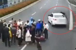 男子吃瓜围观车祸视频,引发网友热议