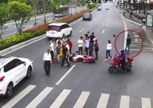 男子吃瓜围观车祸视频,引发网友热议