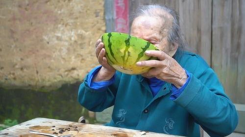 6岁吃瓜的视频,萌态十足引网友热议