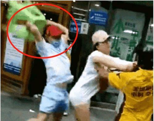 男孩打架奶奶吃瓜视频,场面逗趣引网友热议