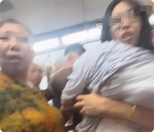 男孩打架奶奶吃瓜视频,场面逗趣引网友热议