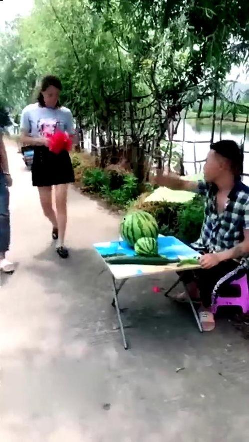 康县女子吃瓜事件视频曝光,视频曝光引发社会关注与热议