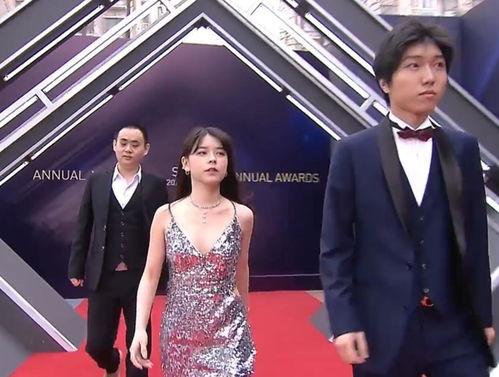 漫展吃瓜一男一女视频大全,男女互动吃瓜瞬间，精彩视频大盘点