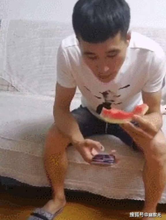 吃瓜吐籽搞笑视频下载,欢乐无限