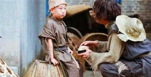 国王与乞丐吃瓜视频,尽显人间真情