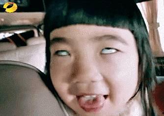 吃瓜群众摸头翻白眼视频,揭秘网络热梗背后的真相