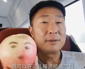 吃瓜群众摸头翻白眼视频,揭秘网络热梗背后的真相