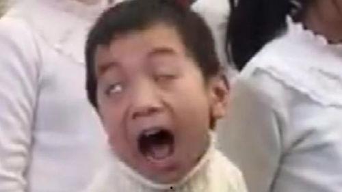 吃瓜群众摸头翻白眼视频,揭秘网络热梗背后的真相